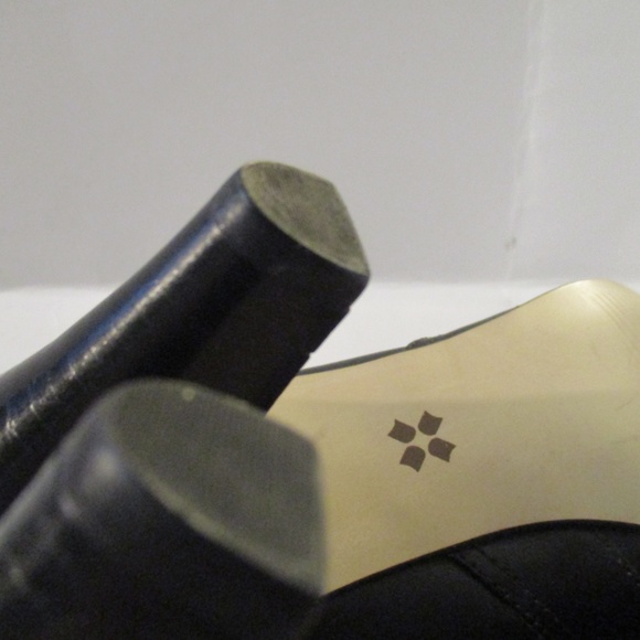 NATURALIZER Black Almond Toe Cut-Out Pumps - Picture 8 of 8